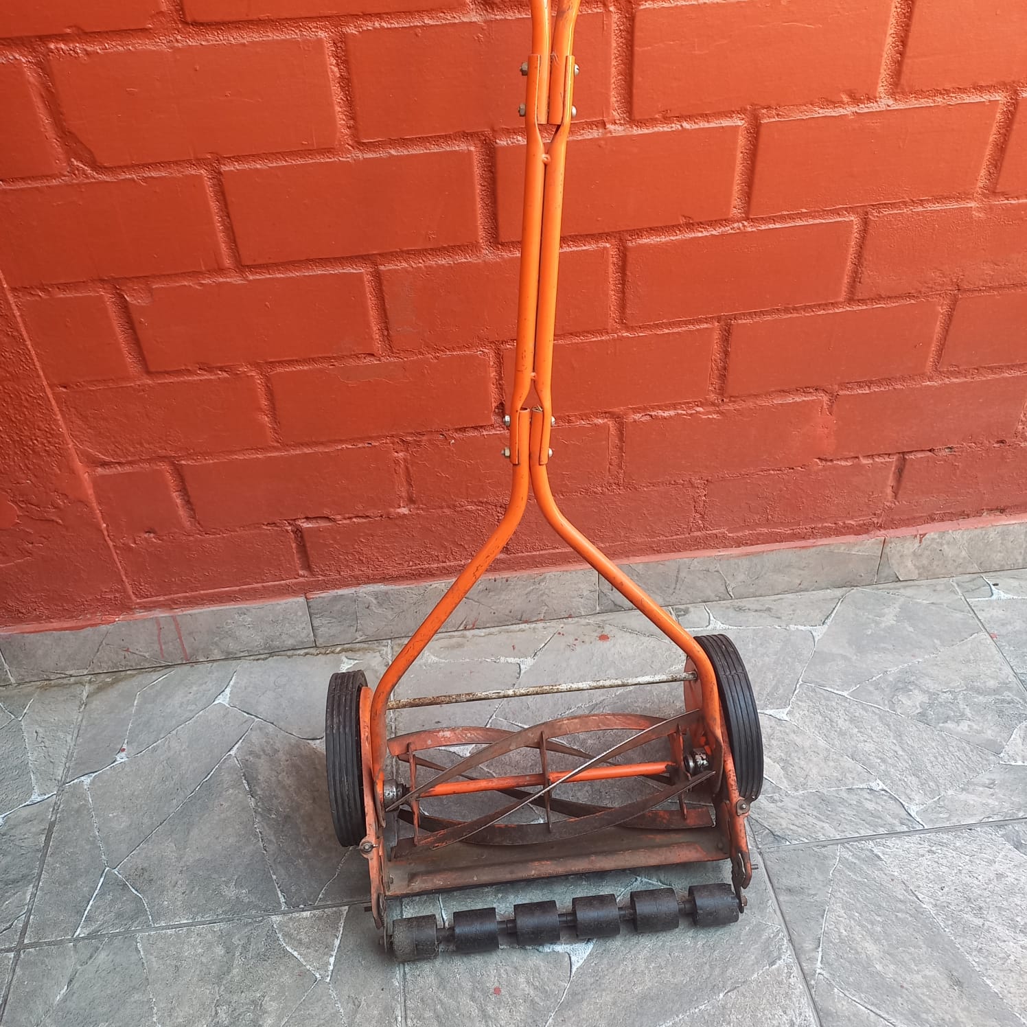 Cortadora manual naranja reparada